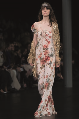 PARİS MODA HAFTASINDA TASARIMCILARIN RENKLİ DÜNYALARINA YOLCULUK