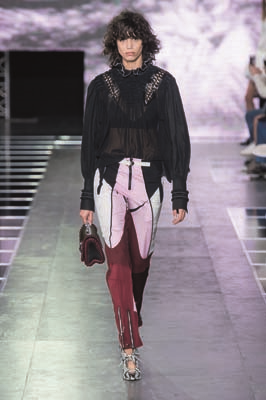 PARİS MODA HAFTASINDA TASARIMCILARIN RENKLİ DÜNYALARINA YOLCULUK