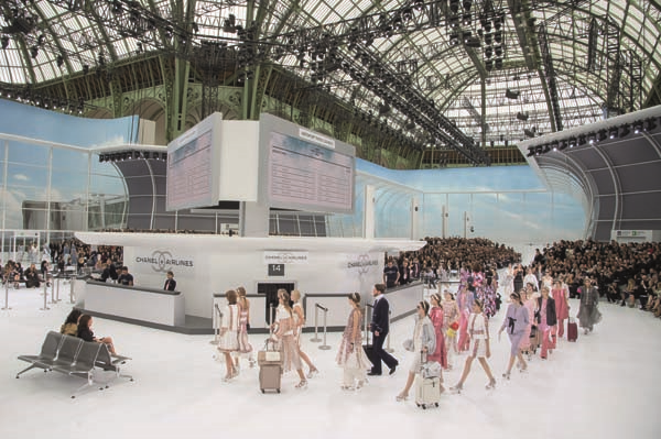 PARİS MODA HAFTASINDA TASARIMCILARIN RENKLİ DÜNYALARINA YOLCULUK