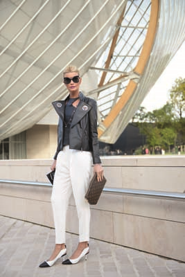 PARİS MODA HAFTASINDA TASARIMCILARIN RENKLİ DÜNYALARINA YOLCULUK