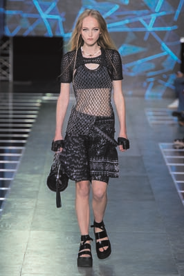 PARİS MODA HAFTASINDA TASARIMCILARIN RENKLİ DÜNYALARINA YOLCULUK