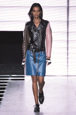 PARİS MODA HAFTASINDA TASARIMCILARIN RENKLİ DÜNYALARINA YOLCULUK