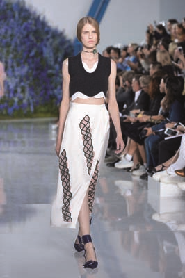 PARİS MODA HAFTASINDA TASARIMCILARIN RENKLİ DÜNYALARINA YOLCULUK