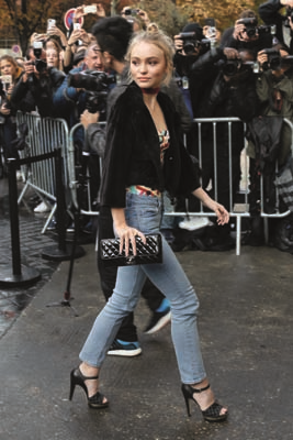 PARİS MODA HAFTASINDA TASARIMCILARIN RENKLİ DÜNYALARINA YOLCULUK