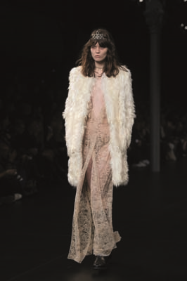 PARİS MODA HAFTASINDA TASARIMCILARIN RENKLİ DÜNYALARINA YOLCULUK