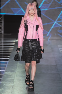 PARİS MODA HAFTASINDA TASARIMCILARIN RENKLİ DÜNYALARINA YOLCULUK