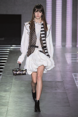 PARİS MODA HAFTASINDA TASARIMCILARIN RENKLİ DÜNYALARINA YOLCULUK