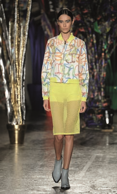 LEITMOTIV’İN TASARIMCILARI JUAN CARO & FABIO SASSO BAŞROLÜ BASKILARA VE CANLI RENKLERE VERİYORLAR