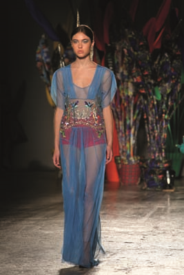 LEITMOTIV’İN TASARIMCILARI JUAN CARO & FABIO SASSO BAŞROLÜ BASKILARA VE CANLI RENKLERE VERİYORLAR