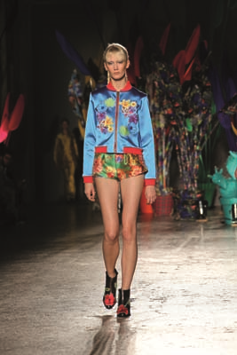 LEITMOTIV’İN TASARIMCILARI JUAN CARO & FABIO SASSO BAŞROLÜ BASKILARA VE CANLI RENKLERE VERİYORLAR