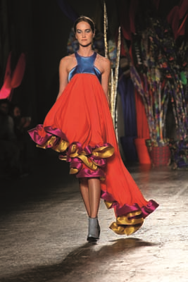 LEITMOTIV’İN TASARIMCILARI JUAN CARO & FABIO SASSO BAŞROLÜ BASKILARA VE CANLI RENKLERE VERİYORLAR