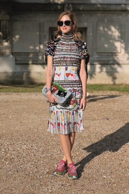 CHIARA FERRAGNI EĞLENCELİ TARZIYLA FARK YARATIYOR