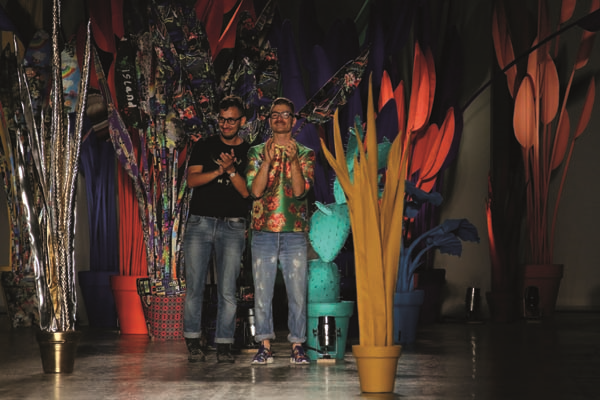 LEITMOTIV’İN TASARIMCILARI JUAN CARO & FABIO SASSO BAŞROLÜ BASKILARA VE CANLI RENKLERE VERİYORLAR