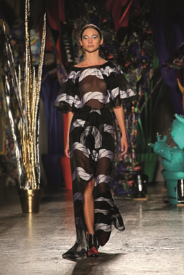 LEITMOTIV’İN TASARIMCILARI JUAN CARO & FABIO SASSO BAŞROLÜ BASKILARA VE CANLI RENKLERE VERİYORLAR