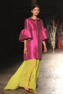 LEITMOTIV’İN TASARIMCILARI JUAN CARO & FABIO SASSO BAŞROLÜ BASKILARA VE CANLI RENKLERE VERİYORLAR