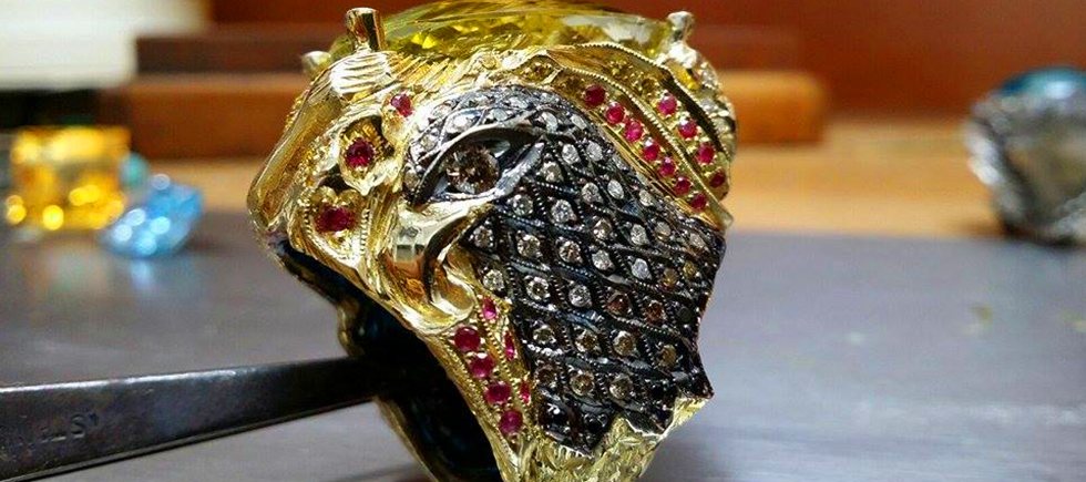 ÜNLÜ DEVLET SANATÇISI VİKTÖR ÖCAL KİŞİYE ÖZEL TASARIMLARIYLA GÖZ KAMAŞTIRDI