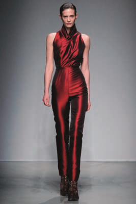 HOLLANDALI TASARIMCI IRIS VAN HERPEN MODANIN GİYİLEBİLİR SANAT OLDUĞUNU SAVUNUYOR