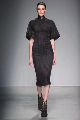 HOLLANDALI TASARIMCI IRIS VAN HERPEN MODANIN GİYİLEBİLİR SANAT OLDUĞUNU SAVUNUYOR