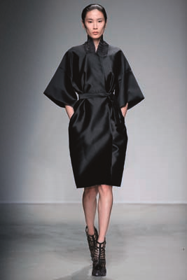 HOLLANDALI TASARIMCI IRIS VAN HERPEN MODANIN GİYİLEBİLİR SANAT OLDUĞUNU SAVUNUYOR