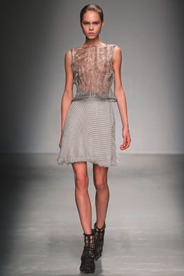 HOLLANDALI TASARIMCI IRIS VAN HERPEN MODANIN GİYİLEBİLİR SANAT OLDUĞUNU SAVUNUYOR