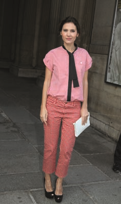 FRANSIZ OYUNCU VIRGINIE LEDOYEN SADE VE ZARİF TARZIYLA BEĞENİ TOPLUYOR