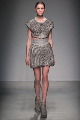 HOLLANDALI TASARIMCI IRIS VAN HERPEN MODANIN GİYİLEBİLİR SANAT OLDUĞUNU SAVUNUYOR