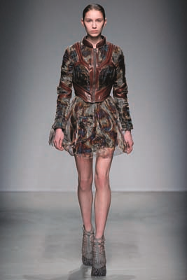 HOLLANDALI TASARIMCI IRIS VAN HERPEN MODANIN GİYİLEBİLİR SANAT OLDUĞUNU SAVUNUYOR