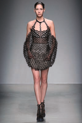 HOLLANDALI TASARIMCI IRIS VAN HERPEN MODANIN GİYİLEBİLİR SANAT OLDUĞUNU SAVUNUYOR