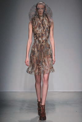 HOLLANDALI TASARIMCI IRIS VAN HERPEN MODANIN GİYİLEBİLİR SANAT OLDUĞUNU SAVUNUYOR