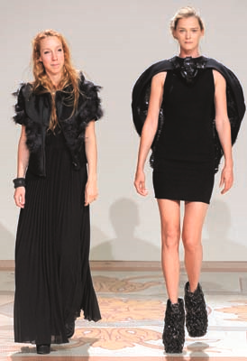 HOLLANDALI TASARIMCI IRIS VAN HERPEN MODANIN GİYİLEBİLİR SANAT OLDUĞUNU SAVUNUYOR