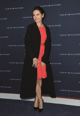 FRANSIZ OYUNCU VIRGINIE LEDOYEN SADE VE ZARİF TARZIYLA BEĞENİ TOPLUYOR