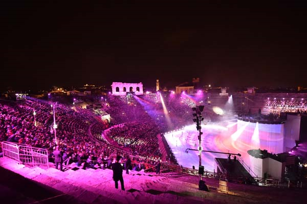 ARENA DI VERONA’YI  BÜYÜLEYEN ŞOV
