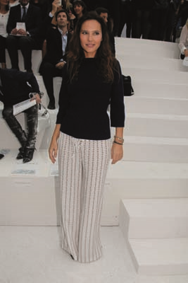 FRANSIZ OYUNCU VIRGINIE LEDOYEN SADE VE ZARİF TARZIYLA BEĞENİ TOPLUYOR