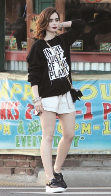 LILY COLLINS FARKLI TARZLARI DENEMEYİ SEVİYOR