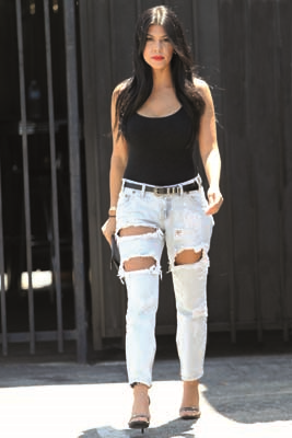 KOURTNEY KARDASHIAN ÇABASIZ TARZIYLA DİKKAT ÇEKİYOR