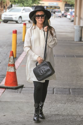 KOURTNEY KARDASHIAN ÇABASIZ TARZIYLA DİKKAT ÇEKİYOR