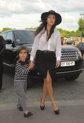 KOURTNEY KARDASHIAN ÇABASIZ TARZIYLA DİKKAT ÇEKİYOR