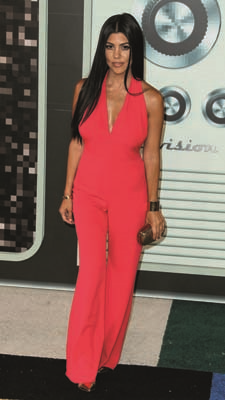 KOURTNEY KARDASHIAN ÇABASIZ TARZIYLA DİKKAT ÇEKİYOR