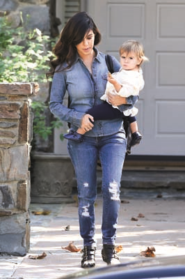 KOURTNEY KARDASHIAN ÇABASIZ TARZIYLA DİKKAT ÇEKİYOR