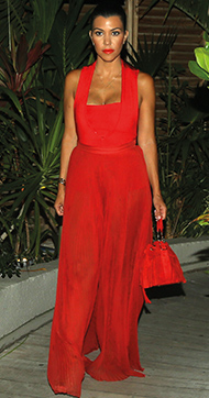 KOURTNEY KARDASHIAN ÇABASIZ TARZIYLA DİKKAT ÇEKİYOR