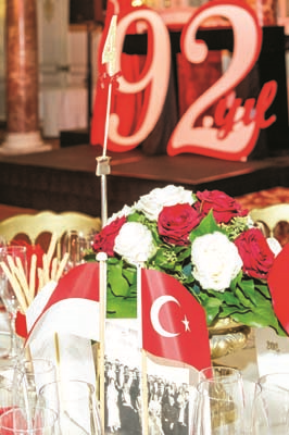 MONACO’DAKİ 29 EKİM CUMHURİYET BALOSU’NDA FRANSIZ VE TÜRK CEMİYETİ BULUŞTU