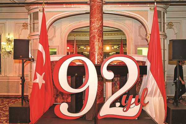 MONACO’DAKİ 29 EKİM CUMHURİYET BALOSU’NDA FRANSIZ VE TÜRK CEMİYETİ BULUŞTU