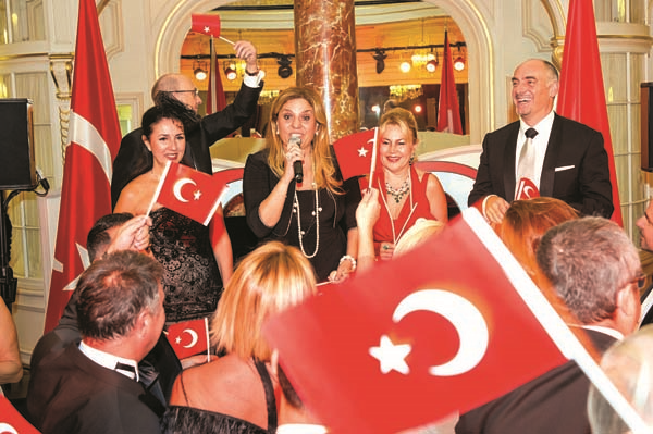 MONACO’DAKİ 29 EKİM CUMHURİYET BALOSU’NDA FRANSIZ VE TÜRK CEMİYETİ BULUŞTU