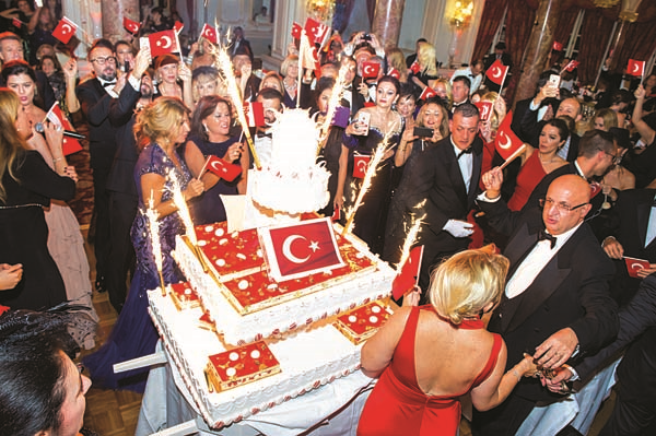 MONACO’DAKİ 29 EKİM CUMHURİYET BALOSU’NDA FRANSIZ VE TÜRK CEMİYETİ BULUŞTU