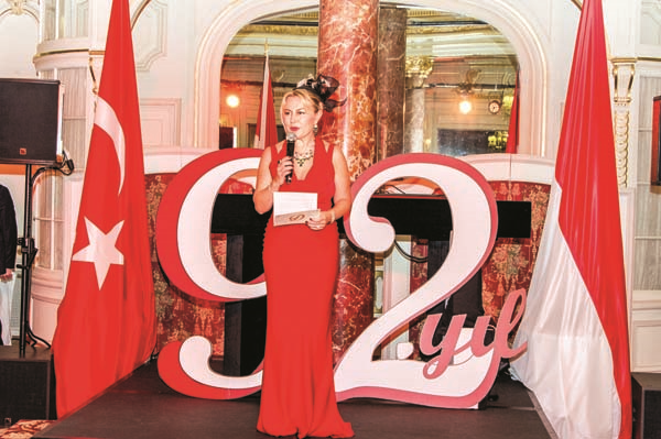 MONACO’DAKİ 29 EKİM CUMHURİYET BALOSU’NDA FRANSIZ VE TÜRK CEMİYETİ BULUŞTU