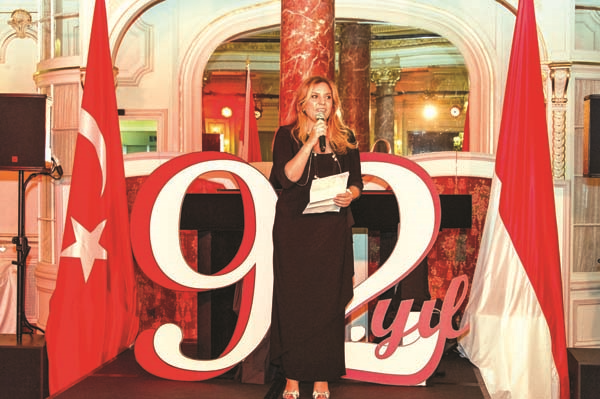 MONACO’DAKİ 29 EKİM CUMHURİYET BALOSU’NDA FRANSIZ VE TÜRK CEMİYETİ BULUŞTU