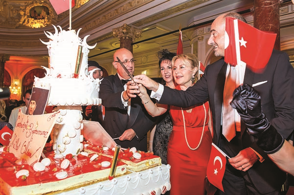 MONACO’DAKİ 29 EKİM CUMHURİYET BALOSU’NDA FRANSIZ VE TÜRK CEMİYETİ BULUŞTU