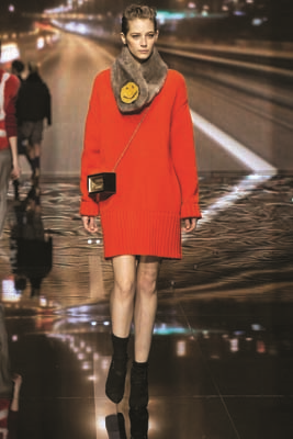 İNGİLİZ TASARIMCI ANYA HINDMARCH ÇANTALARINDA BAŞROLÜ EĞLENCELİ DESENLERE VERİYOR