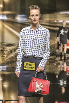 İNGİLİZ TASARIMCI ANYA HINDMARCH ÇANTALARINDA BAŞROLÜ EĞLENCELİ DESENLERE VERİYOR