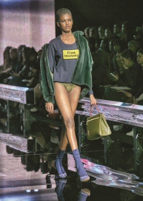 İNGİLİZ TASARIMCI ANYA HINDMARCH ÇANTALARINDA BAŞROLÜ EĞLENCELİ DESENLERE VERİYOR